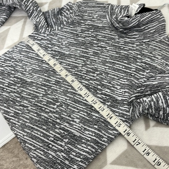 Athleta NWOT Flurry Seamless‎ Turtleneck size Medium - Picture 9 of 11